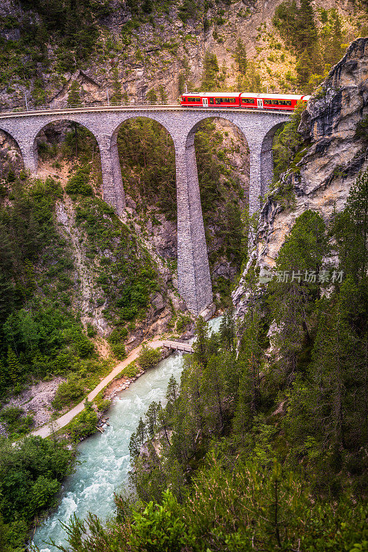 火车穿过兰德瓦瑟高架桥，raethian铁路- Graubunden，瑞士